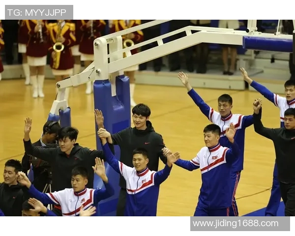 姚明与矮人合影引发热议展现友谊与包容的美好瞬间 姚明与矮人合影引发热议展现友谊与包容的美好瞬间