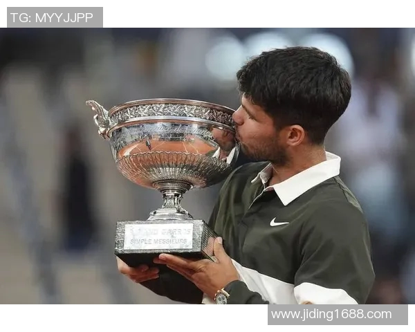 超级大满贯等待中,汉达诺维奇首个法网成功卫冕 超级大满贯等待中,汉达诺维奇首个法网成功卫冕